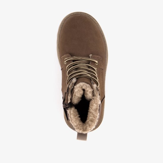 Bovenkant van de bruine veterboot met bont voering en veters.