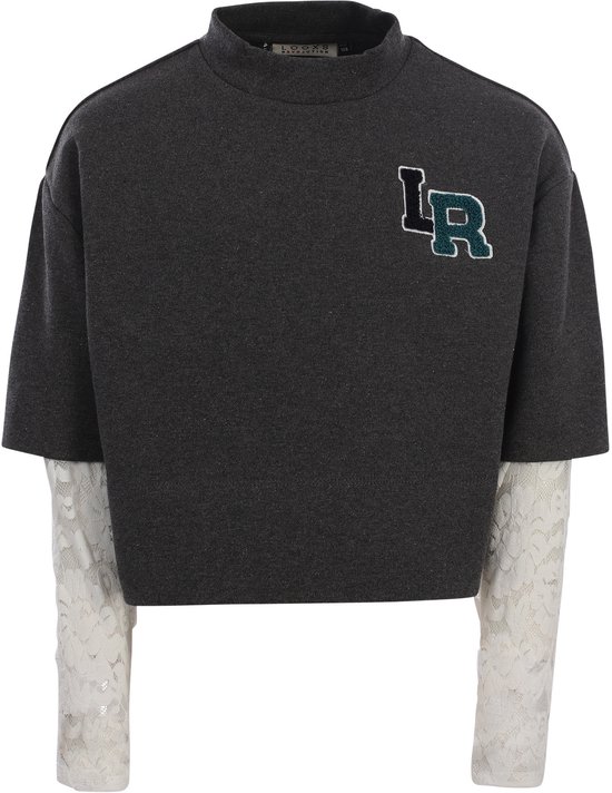 Grijze top met hoge kraag, 'LR' logo en kanten mouwen eronder.