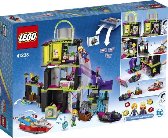 LEGO box 'Lena Luthor Kryptomite fabriek' met achterkant van de verpakking en diverse LEGO speelsets.