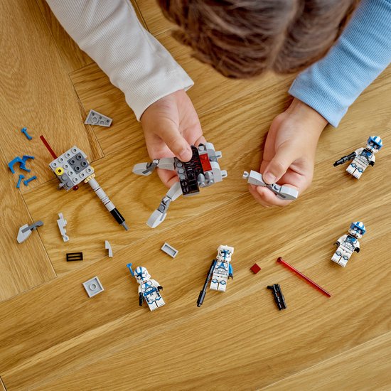 Kind bouwt LEGO 501st Clone Troopers, met 4 minifiguren en bouwstukken