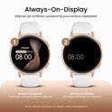 Gouden smartwatch met wit bandje, naast een demonstratie van de Always-On-Display functie met tijdweergave om 08:00.