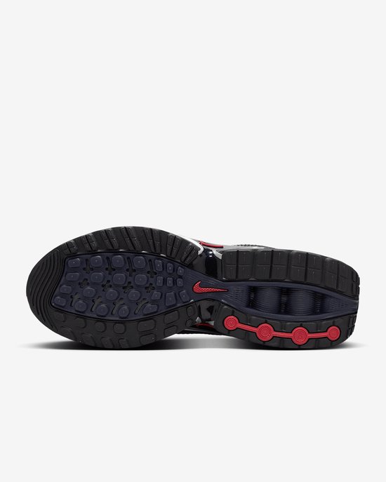 Zwarte Nike sneaker met rode en zilverkleurige details en een blauwe zool.