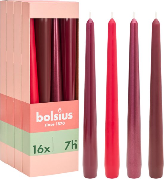 Zes Bolsius dinerkaarsen in rood en bordeauxrood, naast een verpakking met 16 kaarsen.