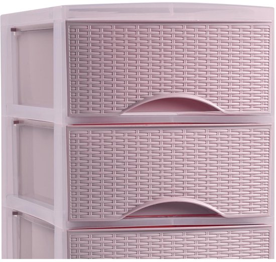 Detail van een roze ladeblok met vier lades. De lades hebben een rotan-look textuur en gebogen handgrepen.