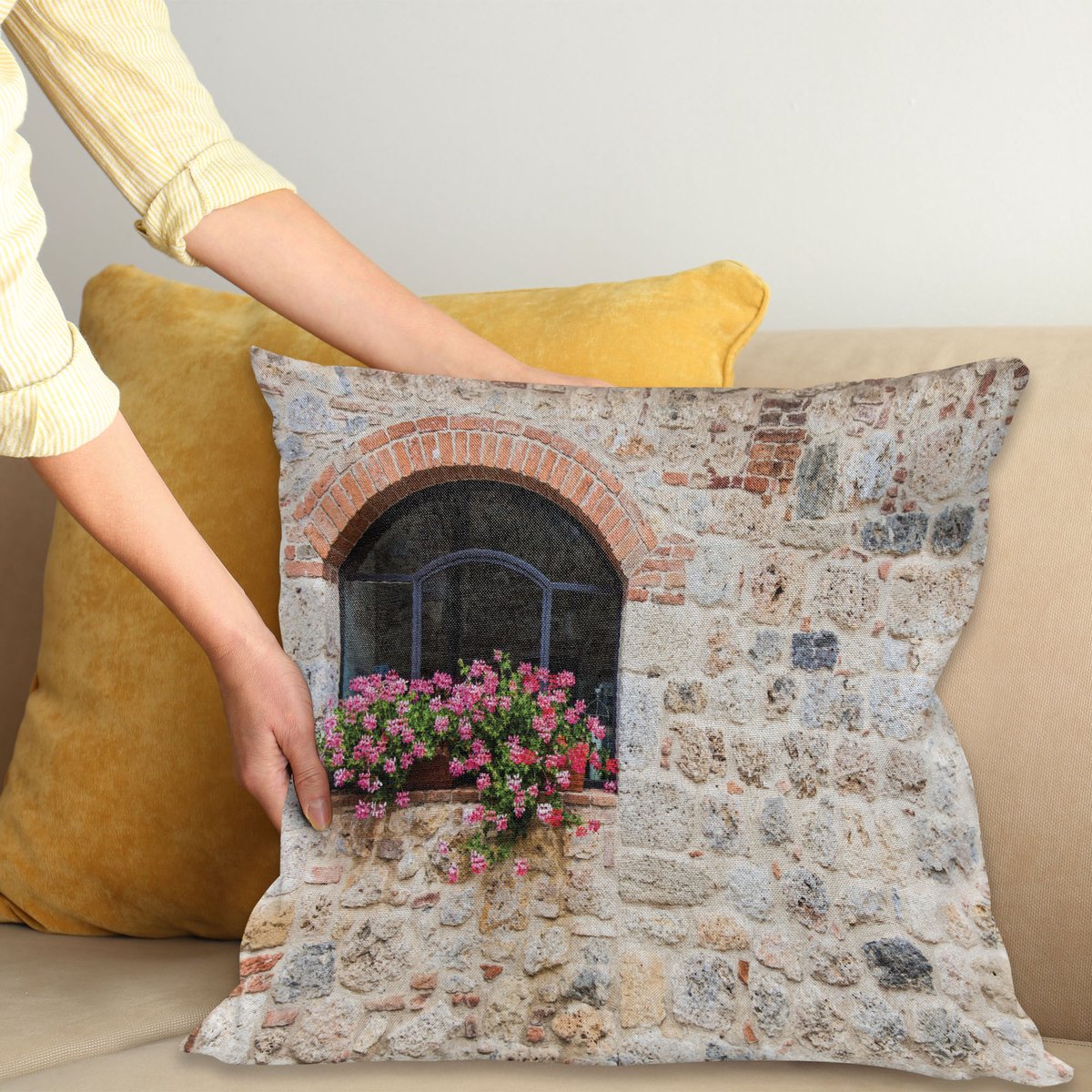 ABAKUHAUS Tuscan Sierkussenhoes, Gothic Architecture Abandoned Oud Steen House Vintage Stairs in Tuscany, Decoratieve Vierkante Sierkussenhoes, 70 x 70 cm, Ivoor Roze en Salmon