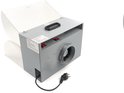 Grijze spuitcabine met doorzichtige kap, handvat, schakelaars en ventilator-uitgang.