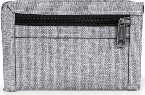 Grijze Eastpak portemonnee met een ritsvak en Eastpak ritslabel aan de voorkant.