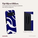 Detail van de zijknoppen op een telefoonhoes met blauw-wit patroon.