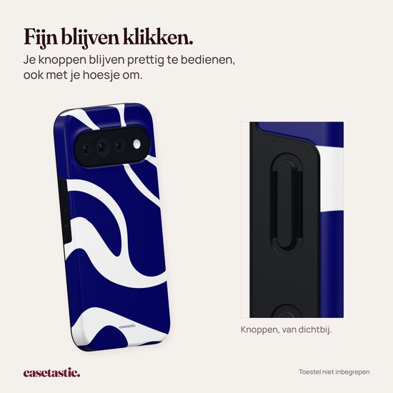 Detail van de zijknoppen op een telefoonhoes met blauw-wit patroon.