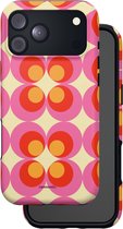 Telefoon in een hoesje met roze en oranje retro cirkelpatroon, achterzijde zichtbaar.