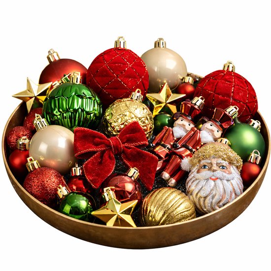 Set van kerstballen, notenkrakers en een strik in een gouden schaal tegen een witte achtergrond.