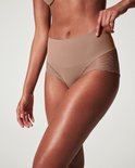 Model in een beige Spanx Hi-Hipster onderbroek met kanten zijkanten en hoge taille.