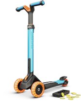Blauwe Berg Nexo kinderstep met drie oplichtende oranje wielen en meegeleverd magneetdeck met speelmuntjes.