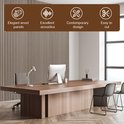 Eikenhouten lattenwandpanelen in een kantoor met een bureau en computer.
