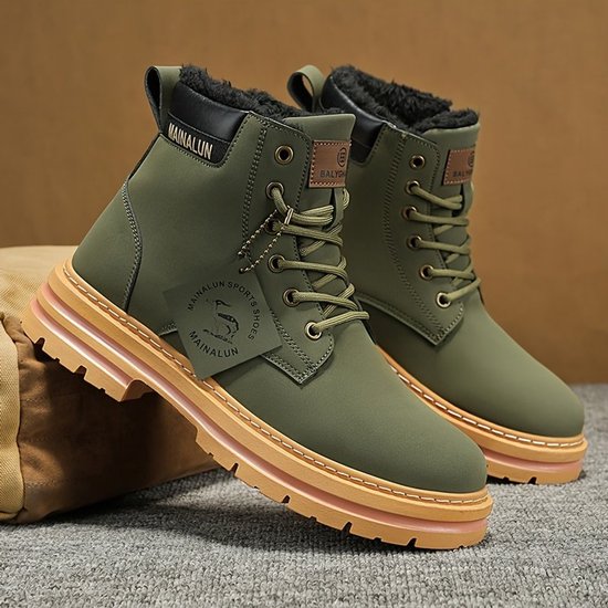 Groene, gevoerde winterlaarzen met veters en beige zolen. Textielmerk "MAINLUN SPORTS SHOES" op de zijkant.