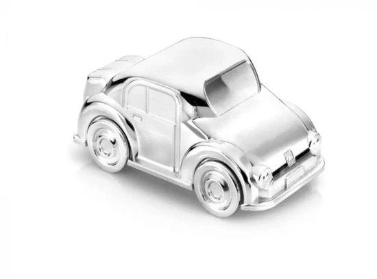 Tirelire argentée en forme de voiture.