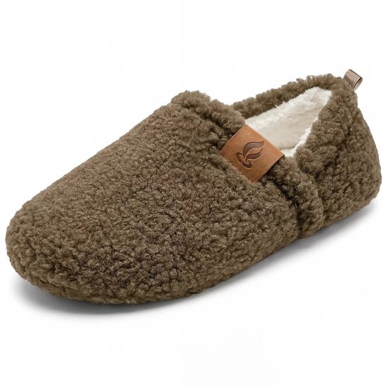 Pantoufle marron en teddy avec étiquette en cuir marron sur le côté. Doublure blanche.