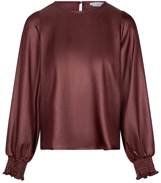 Glanzend bordeauxrode blouse met lange smockmouwen, op een witte achtergrond.