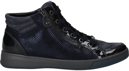 Blauwe hoge sneaker met veters, rits, lakleren en textuurelementen.