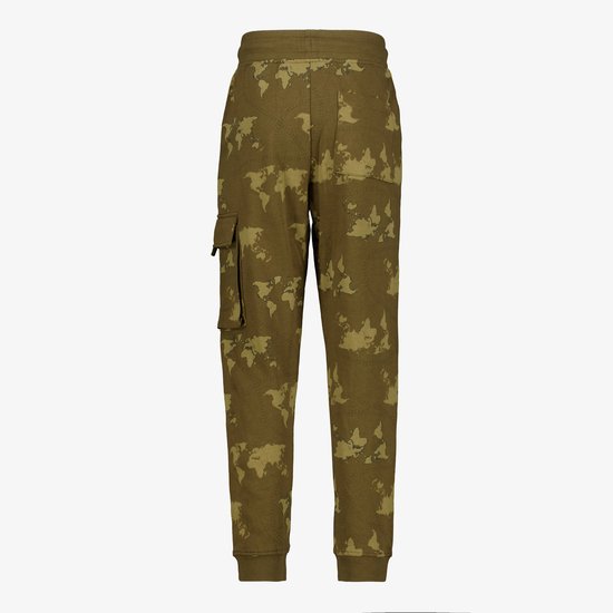 Achterkant van een olijfgroene cargo joggingbroek met wereldkaartprint en een klepzak op het been.