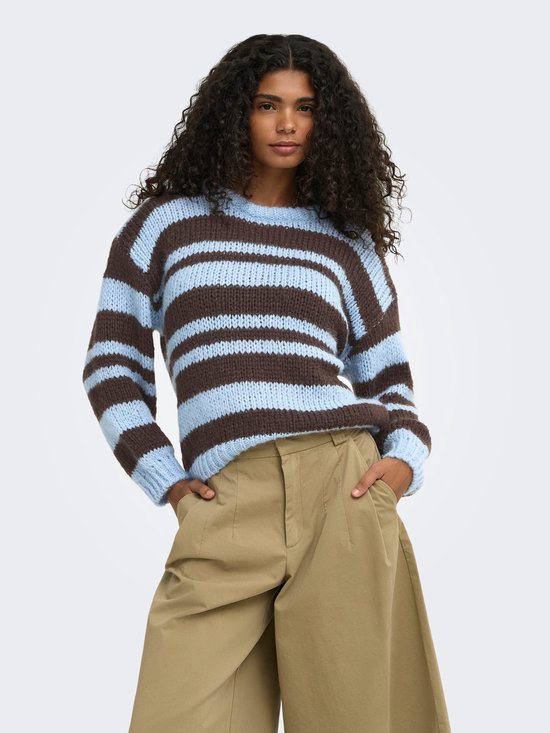 Model draagt lichtblauwe en bruine gestreepte trui met ronde hals en beige culotte.