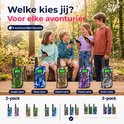 Vijf kinderen zitten op een boomstronk in het bos, elk met een walkie talkie in een andere camouflagekleur.