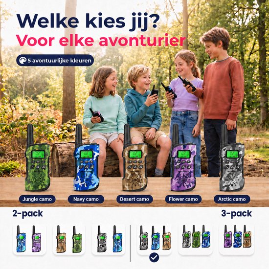 Vijf kinderen zitten op een boomstronk in het bos, elk met een walkie talkie in een andere camouflagekleur.