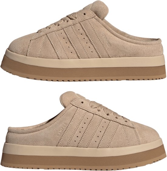 Twee beige suède adidas Campus instappers van opzij gezien tegen een zwarte achtergrond.