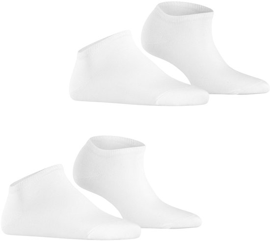 Twee paar witte, enkelhoge sneakersokken van organisch katoen.