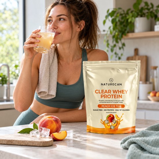 Sportieve vrouw drinkt een glas Clear Whey perzik-ijsthee naast een verpakking Naturecan eiwitpoeder.