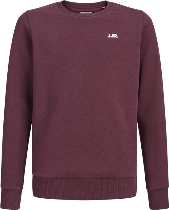 Bordeauxrode sweater met ronde hals en wit 'JJR.' logo op de borst.