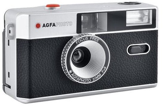Voorkant van de AgfaPhoto camera, zilver met zwarte textuur, 31mm focusvrije lens en flitser.