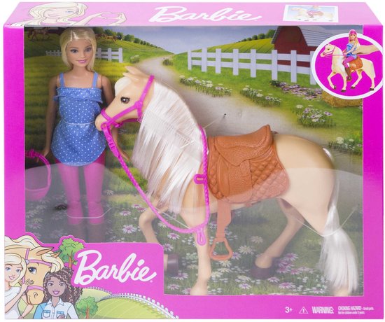 Verpakking van de Barbie-paardrijset met pop, paard en accessoires.