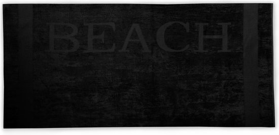 Zwarte handdoek met de tekst 'BEACH' erop in reliëf.