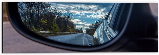 Dibond - Uitzicht op Bomen langs de Weg vanuit Autospiegel - 60x20 cm Foto op Aluminium (Wanddecoratie van metaal)