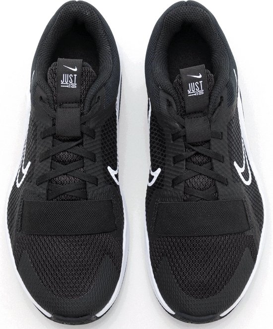 Voorkant van zwarte Nike MC Trainer 2 sportschoenen voor dames met "JUST DO IT" op de tong.