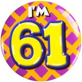 Button 61 Jaar - Button met speld (55mm) - Leeftijd badge - 61 Jaar versiering - Accessoires - Rozet I'm 61 - Verjaardag jongen / meisje / man / vrouw - Button 61 Jaar