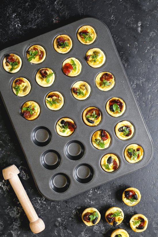 MasterClass tartelettevorm met deegversteviger, met 24 gaten en anti-aanbaklaag 35 x 27 cm