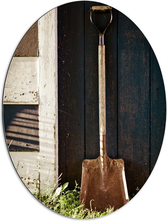 Dibond Ovaal - Tuinier Schep tegen Houten Boerderij - 60x80 cm Foto op Ovaal (Met Ophangsysteem)
