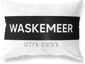 Tuinkussen WASKEMEER - FRIESLAND met coördinaten - Buitenkussen - Bootkussen - Weerbestendig - Jouw Plaats - Studio216 - Modern - Zwart-Wit - 50x30cm