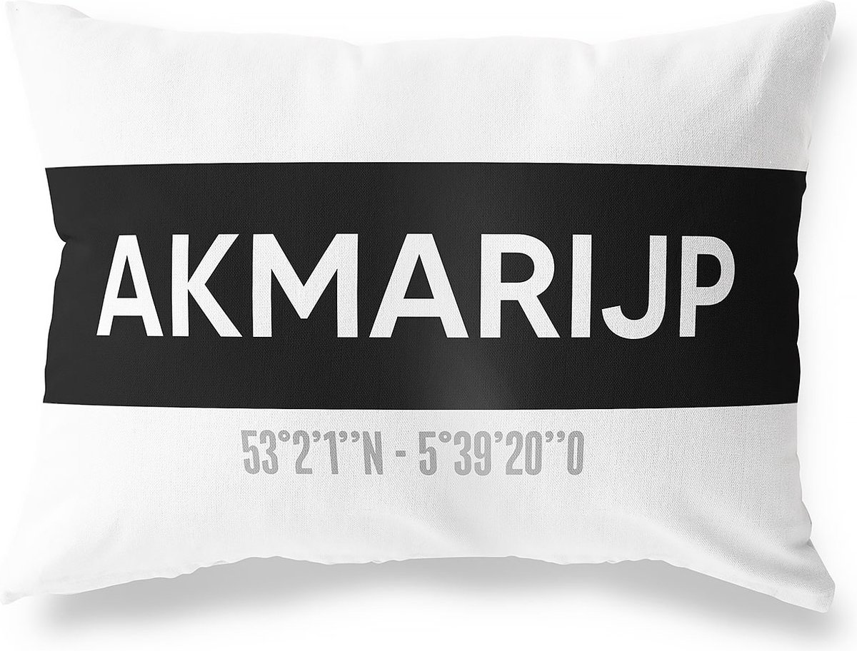 Tuinkussen AKMARIJP - FRIESLAND met coördinaten - Buitenkussen - Bootkussen - Weerbestendig - Jouw Plaats - Studio216 - Modern - Zwart-Wit - 50x30cm