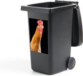 Container sticker Kippen op zwarte achtergrond - Haan kijkt naar de camera voor en zwarte achtergrond - 40x60 cm - kliko sticker - weerbestendige containersticker