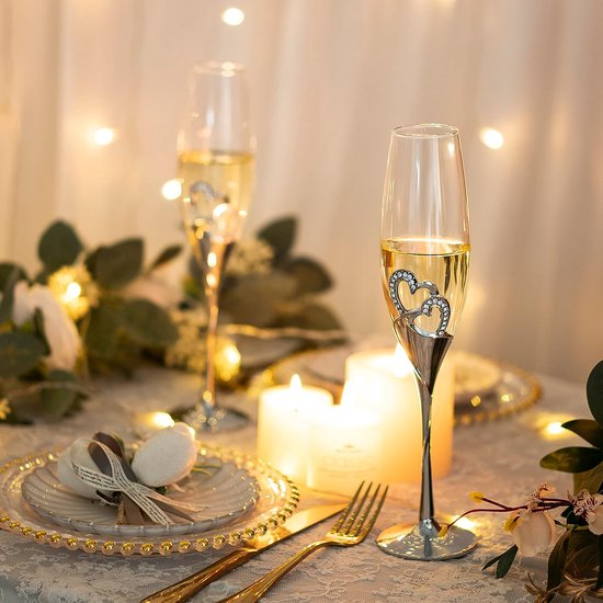 Deux Flûtes à Champagne Et Décoration Sur Fond Brillant Doré Et Image