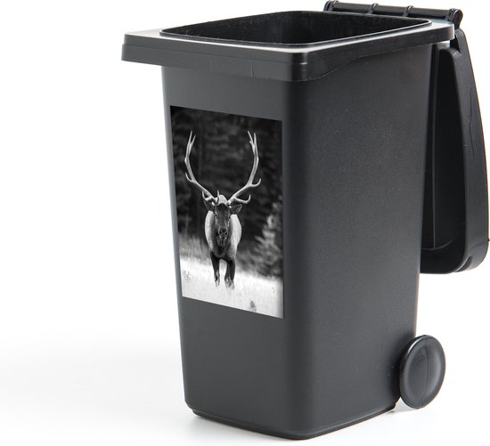 Container sticker Mannelijk hert lopend door grasveld - zwart wit - 40x60 cm - Kliko sticker