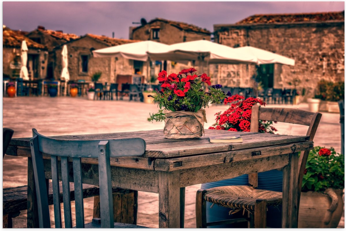Poster (Mat) - Tafel - Pleintje - Bloemen - Stoelen - Parasol - Kleuren - 90x60 cm Foto op