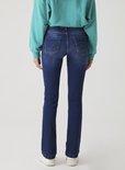 Achterkant van donkerblauwe LTB Jeans Fallon flared jeans met lichte wassing.
