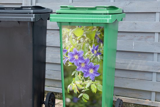 Groene kliko met een sticker van paarse clematisbloemen, naast een zwarte kliko.