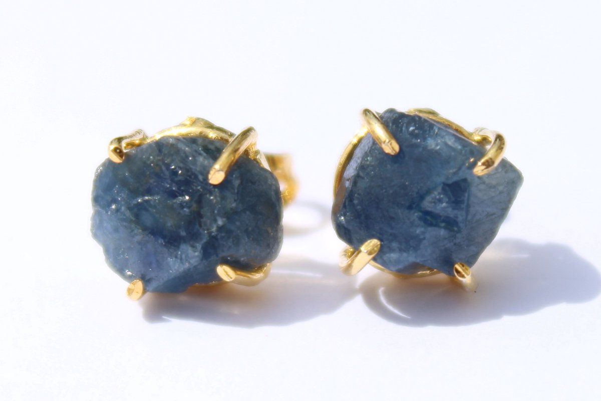 Bixorp Gems Saffier Chakra Oorbellen - Ruwe Edelsteen Knopjes - 18 karaat verguld Goud & Roestvrij Staal - Derde Oog Chakra