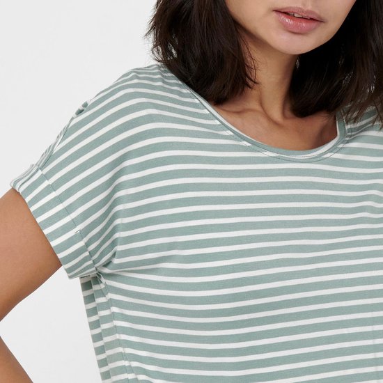 Close-up van een groene dames-T-shirt met horizontale witte strepen en opgerolde mouwen.