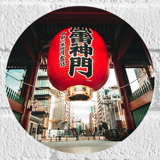 Muursticker Cirkel - Mega Rode Lampion met Chinese Tekens in Grote Stad - 20x20 cm Foto op Muursticker